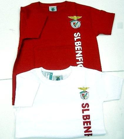 Sportinguista cabo-verdiano personaliza centenas de 't-shirts' para a festa  do Benfica - Balai